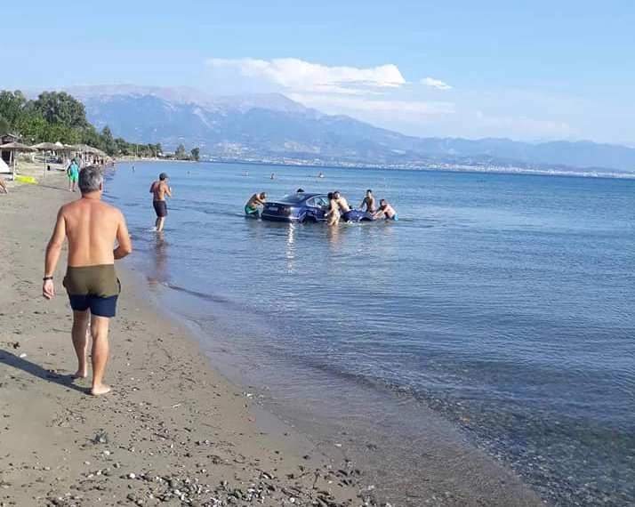 Αυτοκίνητο … «πήγε για μπάνιο» σε παραλία της Αιτωλοακαρνανίας